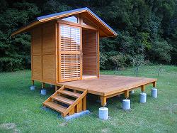 森に捨てられる丸太でつくられた小屋 住生活環境研究所の医衣食住楽考 いいくらしがっこう 森に捨てられる丸太でつくられた小屋 住生活環境研究所の医衣食住楽考 いいくらしがっこう