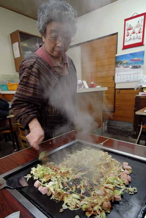 東京のお好み焼きは切りイカ入りで薄っぺらかった気がする_d0149411_22414197.jpg