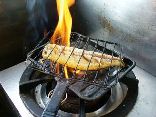煙、ガンガン，火災報知器あったら大変。でも付けなくっちゃいけません_d0057843_16123018.jpg