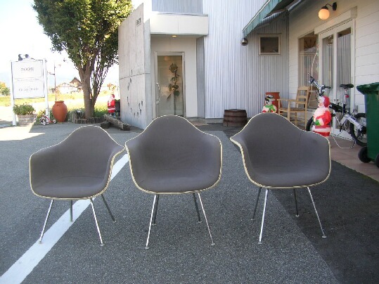 イームズは、あと２脚!!&匠の現場へ搬入準備完了。_b0125570_10552330.jpg