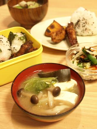 手でちぎる。 キャベツとしめじのお味噌汁づくり_d0128268_19582966.jpg