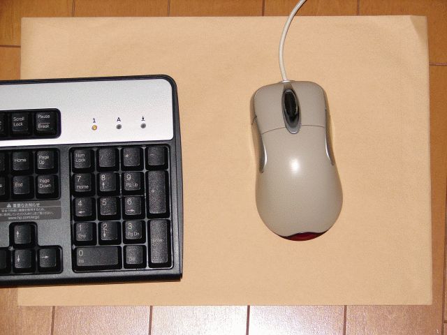 マウスパッドを 紙 で代用する人たち 全部假的