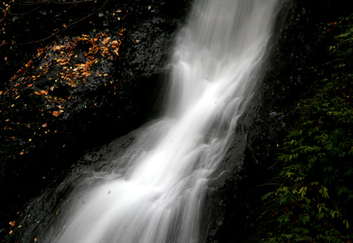 紅葉と落葉の「峨瓏ノ滝」_f0150893_20133283.jpg