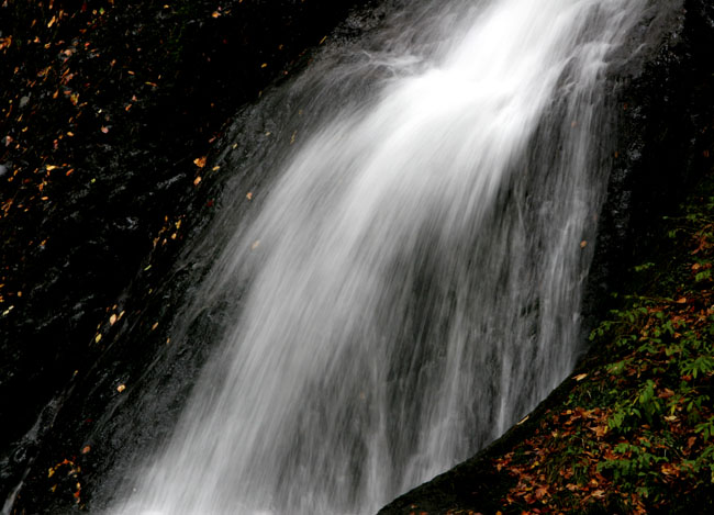 紅葉と落葉の「峨瓏ノ滝」_f0150893_20144076.jpg
