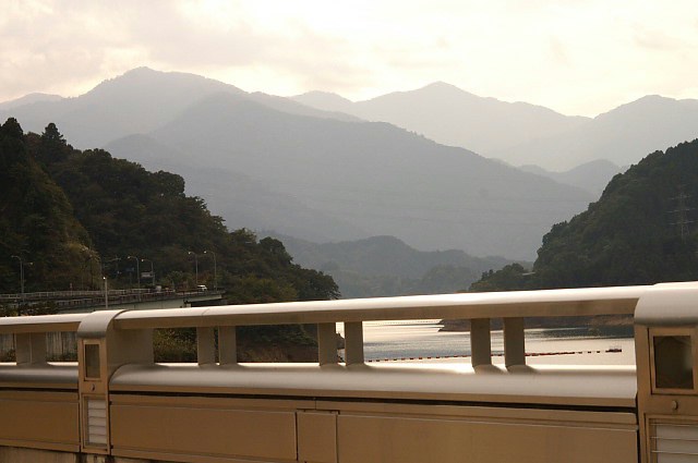 宮ヶ瀬ダム観光放流／ダム湖上からの風景など。P-2です。_b0033423_14544454.jpg