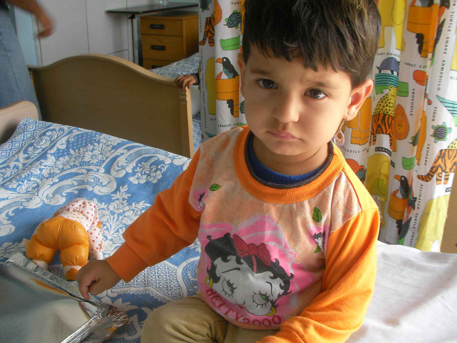 難民キャンプから病気の子供たちを受け入れ_f0155297_4334767.jpg