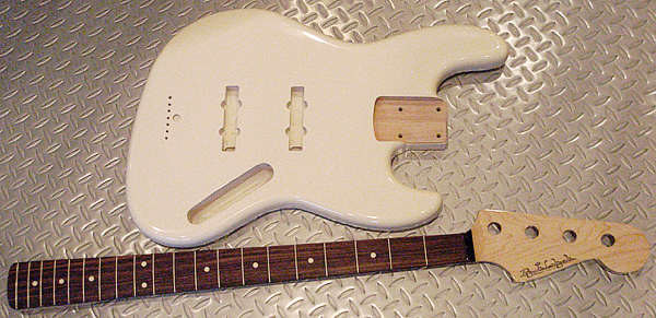 店頭販売用「Milk色のModern J-Bass」の塗装が完了!_e0053731_19325681.jpg