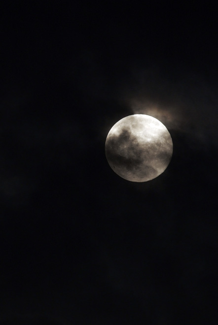 The full moon in a cloud._b0001380_19452668.jpg