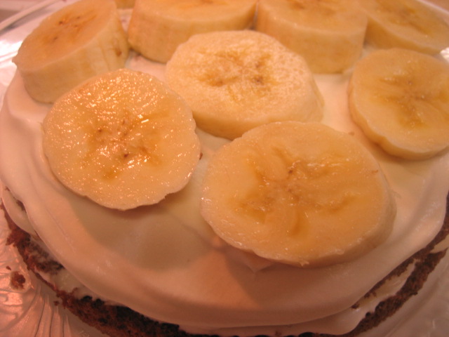 バナナといちごのチョコショート、バナナとキーウイのショートケーキ、マカロン、メレンゲ_a0052486_8571252.jpg