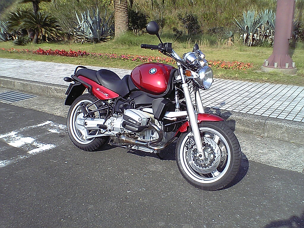 アスファルトでエアロバティック、Ｒ１１００Ｒ_e0026380_1964993.jpg