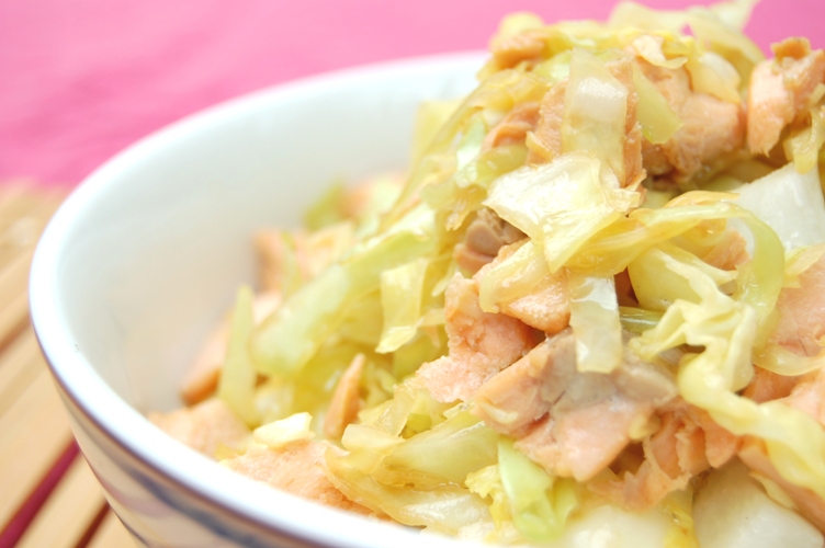 「和」超☆おいしい!たっぷりキャベツと鮭の簡単炒めレモン風味_d0104926_2452377.jpg