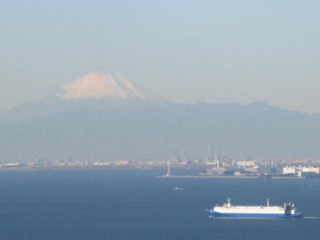 Mt. Fuji and a ship_c0157558_0333448.jpg