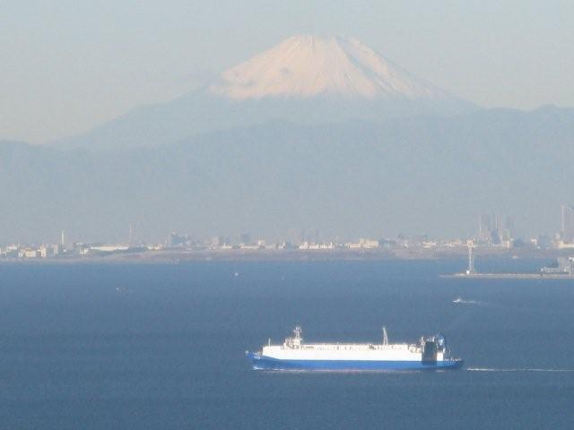 Mt. Fuji and a ship_c0157558_0334938.jpg