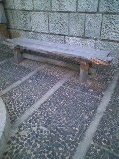 Smokers\' bench_c0157558_2103549.jpg