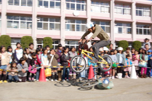 『修徳まつり BMX SHOW』 レポート① \"BMX SHOW\"_f0170779_5435646.jpg