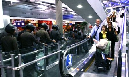 タイ反政府デモ隊がバンコック空港を占拠!_d0123476_2004684.jpg