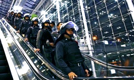 タイ反政府デモ隊がバンコック空港を占拠!_d0123476_2015375.jpg