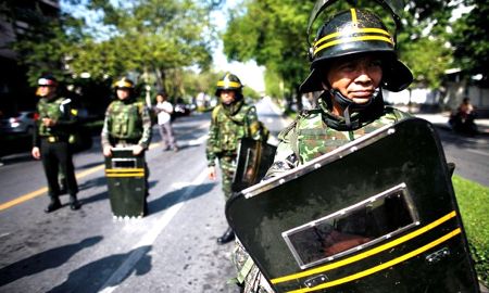 タイ反政府デモ隊がバンコック空港を占拠!_d0123476_2061086.jpg