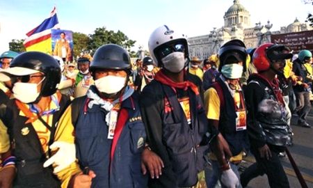 タイ反政府デモ隊がバンコック空港を占拠!_d0123476_2085324.jpg
