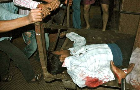 速報！インド・ムンバイで同時多発テロ！犯人画像ほか現場写真_d0123476_9531277.jpg