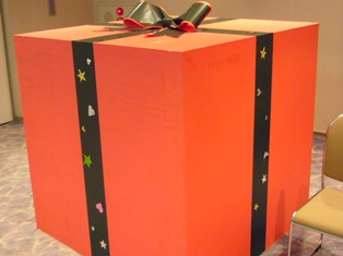 プレゼントの箱 と言うよりもびっくり箱ですね 北海道 石狩平野の北端沼田町にある公共の宿 大自然に抱かれた ほろしん温泉ほたる館 四季折々の短簡