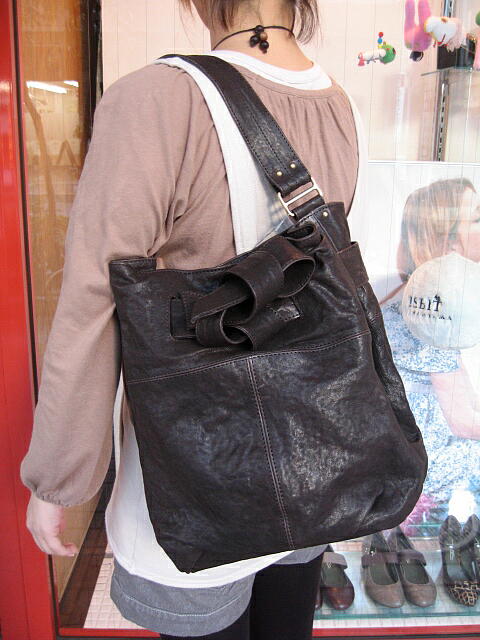 Ｉｓｏｌａ　Ｄｉｓｃｈｉａ　ラムウオッシュリボンＢＡＧ　ＤＡＲＫＢＲＯＷＮ_a0089359_013652.jpg