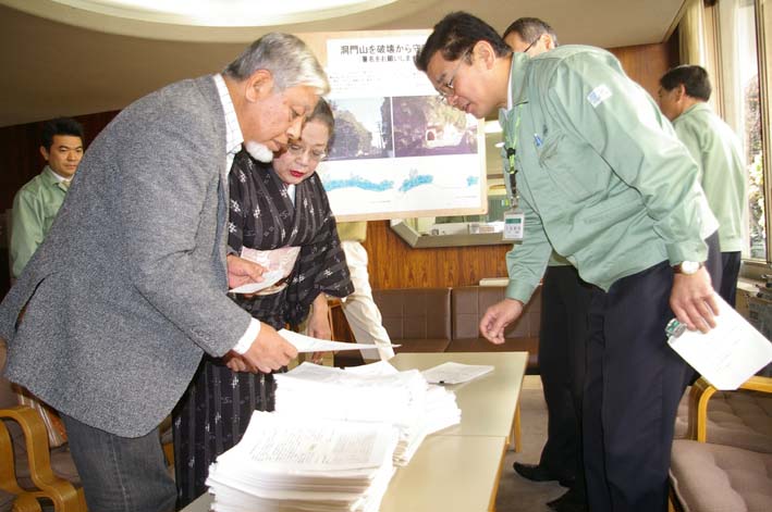 鎌倉市議会に洞門山の保全求める２万７５６人の署名提出！_c0014967_22212015.jpg