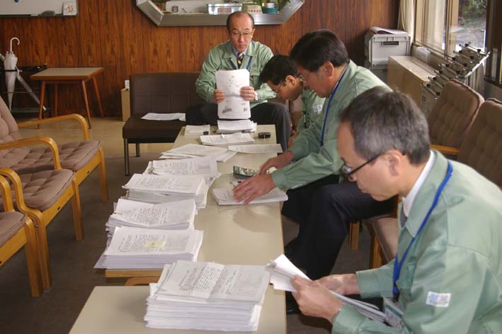 鎌倉市議会に洞門山の保全求める２万７５６人の署名提出！_c0014967_22242155.jpg