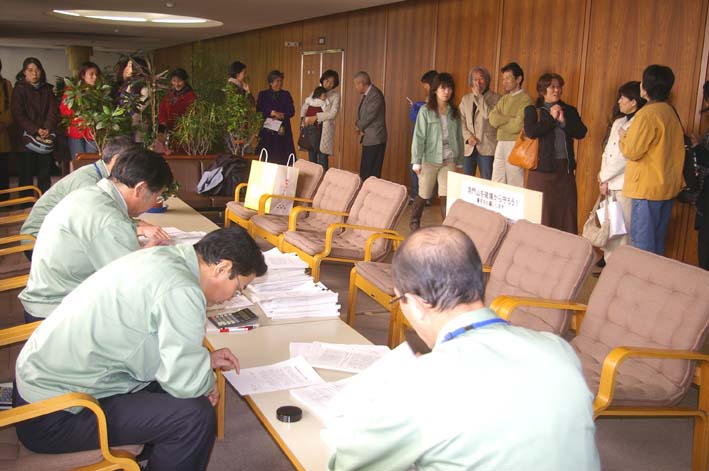 鎌倉市議会に洞門山の保全求める２万７５６人の署名提出！_c0014967_2224592.jpg