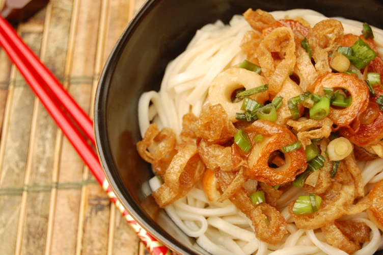 危険な香り☆キツネとちくわの油うどん_d0104926_6561347.jpg