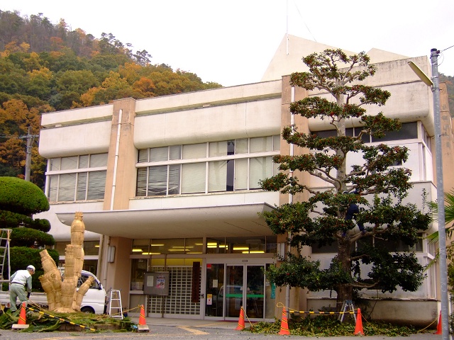 阿戸の秋を探す旅⑨ 阿戸の中心地・阿戸出張所前_b0095061_828986.jpg