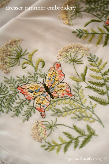 dresser runnner embroidery - 刺繍にハマる。 -_d0124248_1455210.jpg