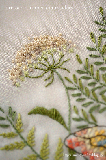 dresser runnner embroidery - 刺繍にハマる。 -_d0124248_147678.jpg