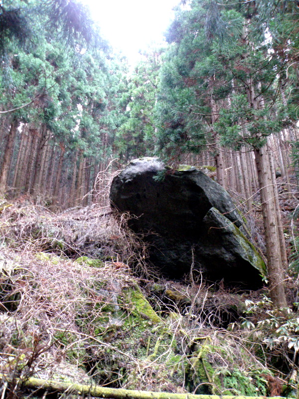 遠野不思議　第六百六話「弁慶の太刀割石（綾織）」_f0075075_6301956.jpg