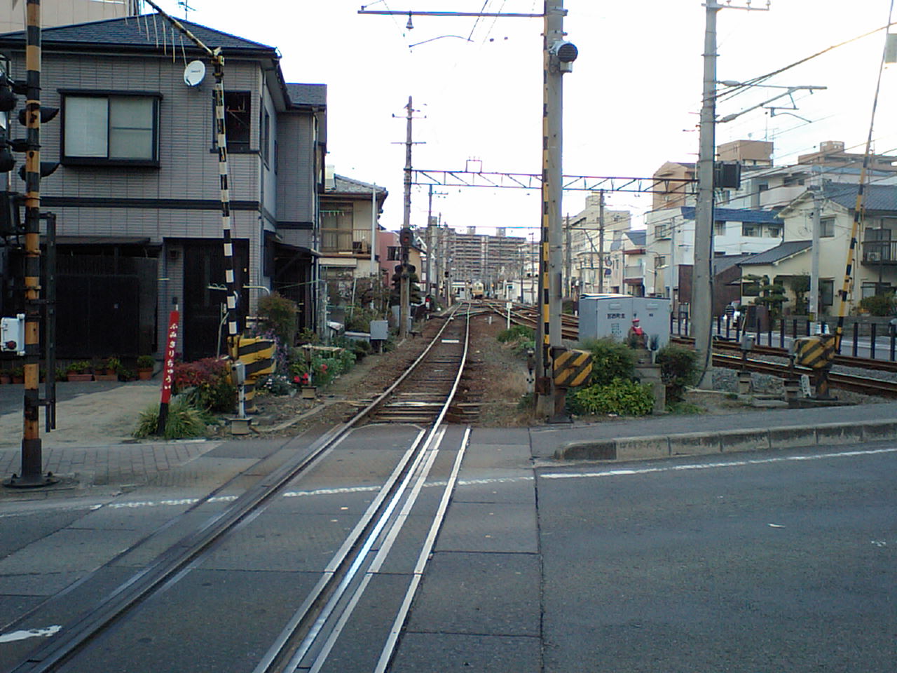 松山市古町駅近くの踏切 南予でのんびり田舎暮らし 松山市古町駅近くの踏切 南予でのんびり田舎暮らし