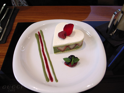 苺とピスタチオのフランジパーネ gucci cafe グッチ カフェ 銀座 どすこいスイーツ道場 苺とピスタチオのフランジパーネ gucci cafe グッチ カフェ 銀座 どすこいスイーツ道場