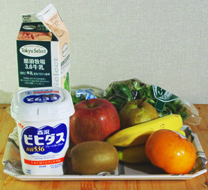 果物と牛乳とベビーリーフ_a0024690_1483465.jpg
