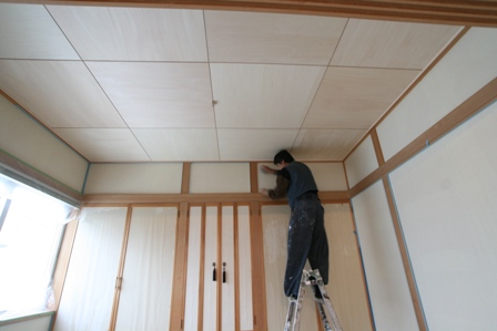 和室の壁はクリーム色に 藤井工務店 サギョウニッシ