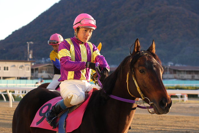 2008年12月7日（日） 福山競馬 11R くわい特別 前半_a0077663_1955937.jpg