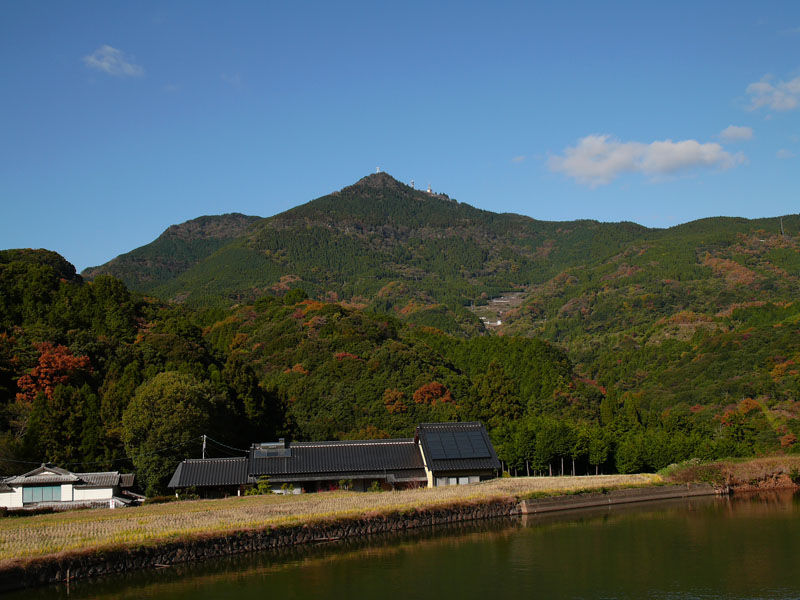 八幡岳の頂上と中腹の集落_c0014538_11241934.jpg