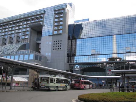 京都駅と京都タワー_e0048413_22565083.jpg
