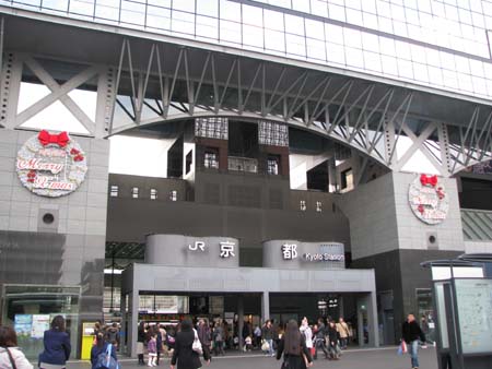 京都駅と京都タワー_e0048413_2257423.jpg