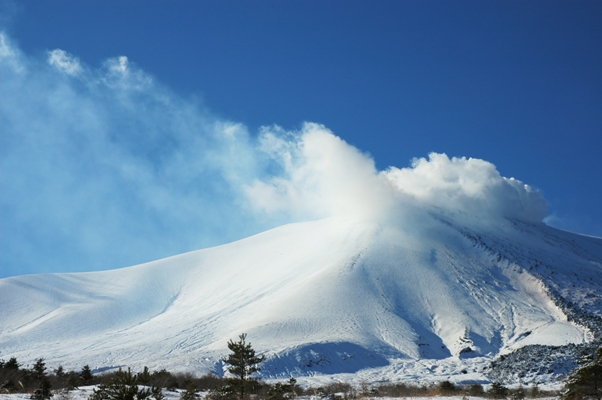 真っ青な空と雪の浅間山_f0180878_13134144.jpg