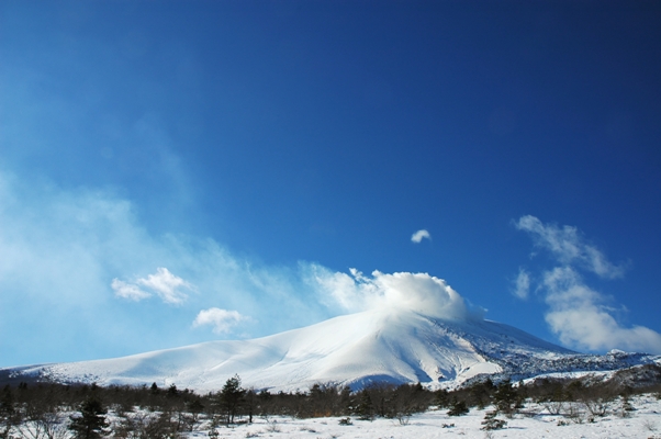 真っ青な空と雪の浅間山_f0180878_1314724.jpg