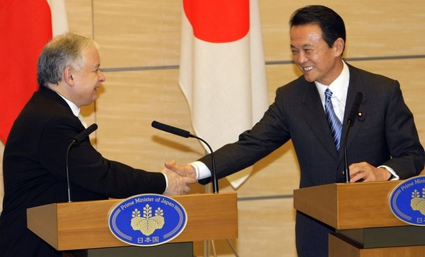 ポーランドのレフ カチンスキ大統領と 麻生太郎の笑顔がとてつもない