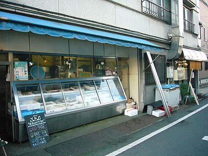 横浜新山下「鮮魚＆食事処　千葉屋」のアジフライ_d0147156_1237898.jpg