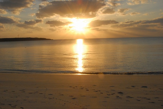 夕日と砂浜 南の島の風景 宮古島