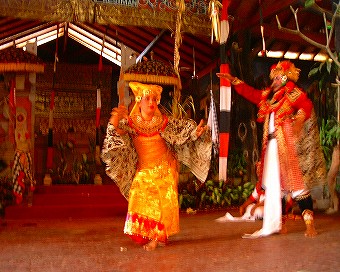 バロン・ダンス　　at  　バトゥブラン村_e0068534_739592.jpg