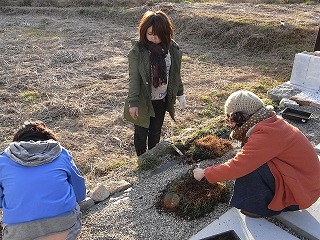 庭の除草シート敷き　晴れ_c0120536_0405634.jpg