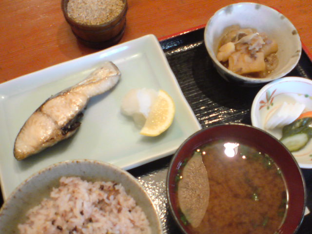 小さな靴屋の近くの小さな古本や「貝の小鳥」 孫へのクリプレを買う_e0016828_2357816.jpg